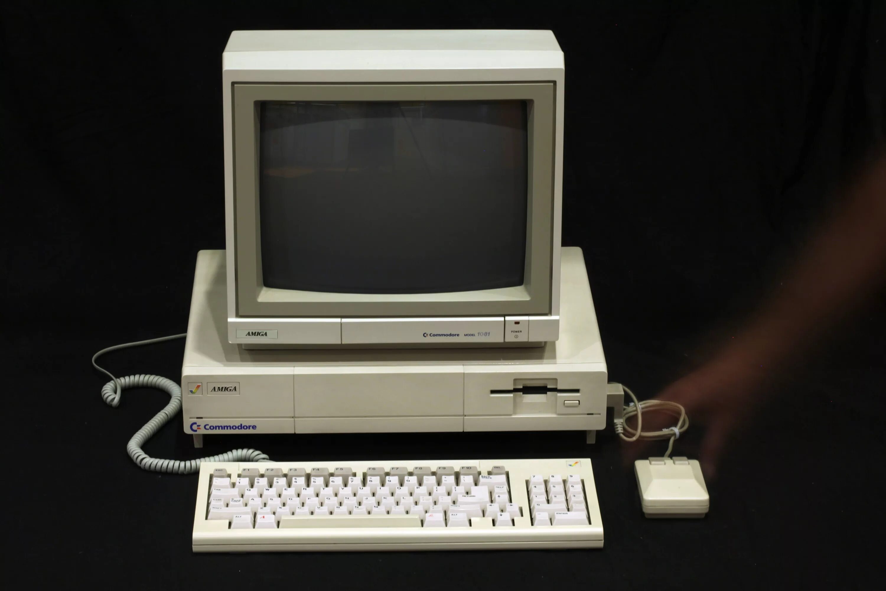 Амига 1000 компьютер. ЭВМ «Commodore Vic-20». Commodore amiga 1000. Четвертое поколение ЭВМ.