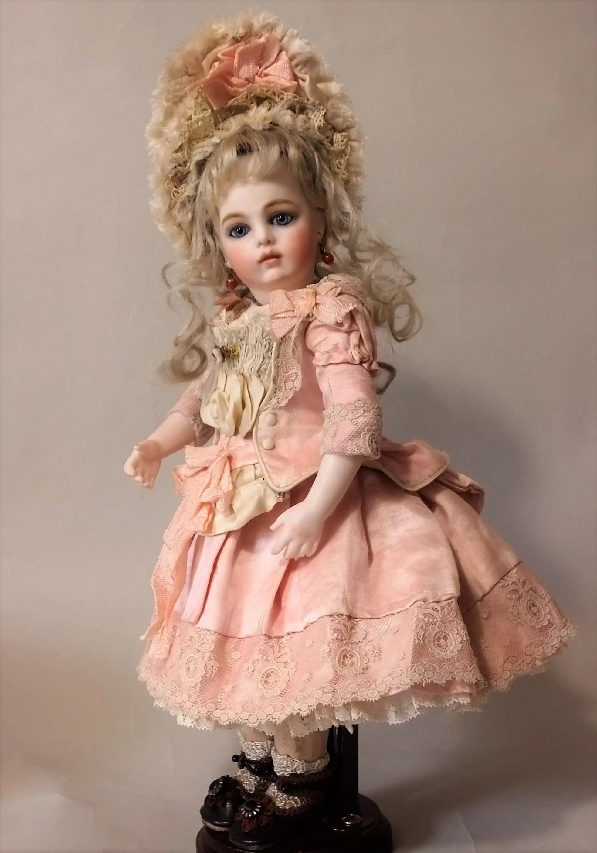 Старая куколка. Антикварные куклы. Старинные фарфоровые куклы. Кукла фарфоровая. Антикварные фарфоровые куклы.