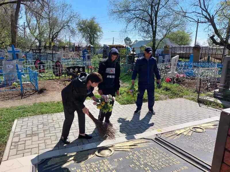 Погода саратовская область пугачевский район п чапаевский. Работник кладбища. Уборка на кладбище. Уборка памятника волонтерами.