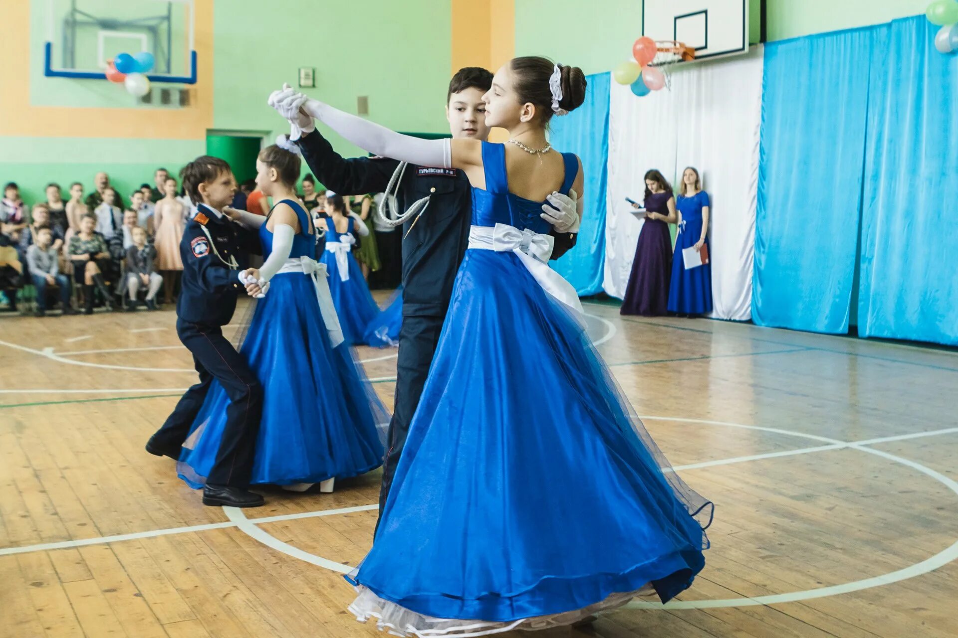 Вальс на выпускной 2024. Кадетский вальс платье. Бальные платья для кадетского бала. Платье для школьного вальса. Платья на вальс в школу.