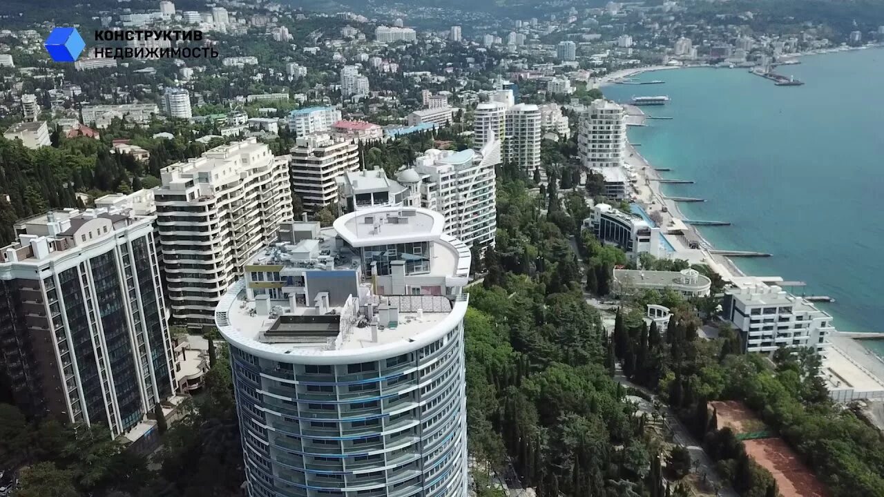 Зазеркалье ялта. Комплекс Зазеркалье Ялта. Зазеркалье Приморский парк Ялта. Жилой комплекс Зазеркалье Ялта. ЖК Зазеркалье Ялта бассейн.