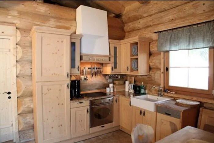 Газовой плиты деревянный дом. Кухня в деревянном доме. Кухня в срубе деревянном. Кухня в бревенчатом доме. Отделка кухни в деревянном доме.