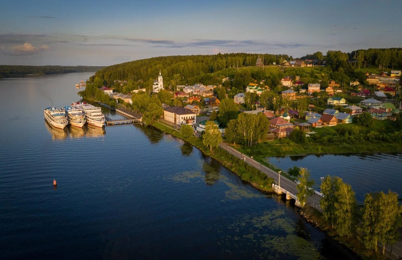 В каком городе находится плес. Плесс Волга Ивановская область. Город Плес Ивановской области. Плес на Волге Ивановская область. Городке плёс.