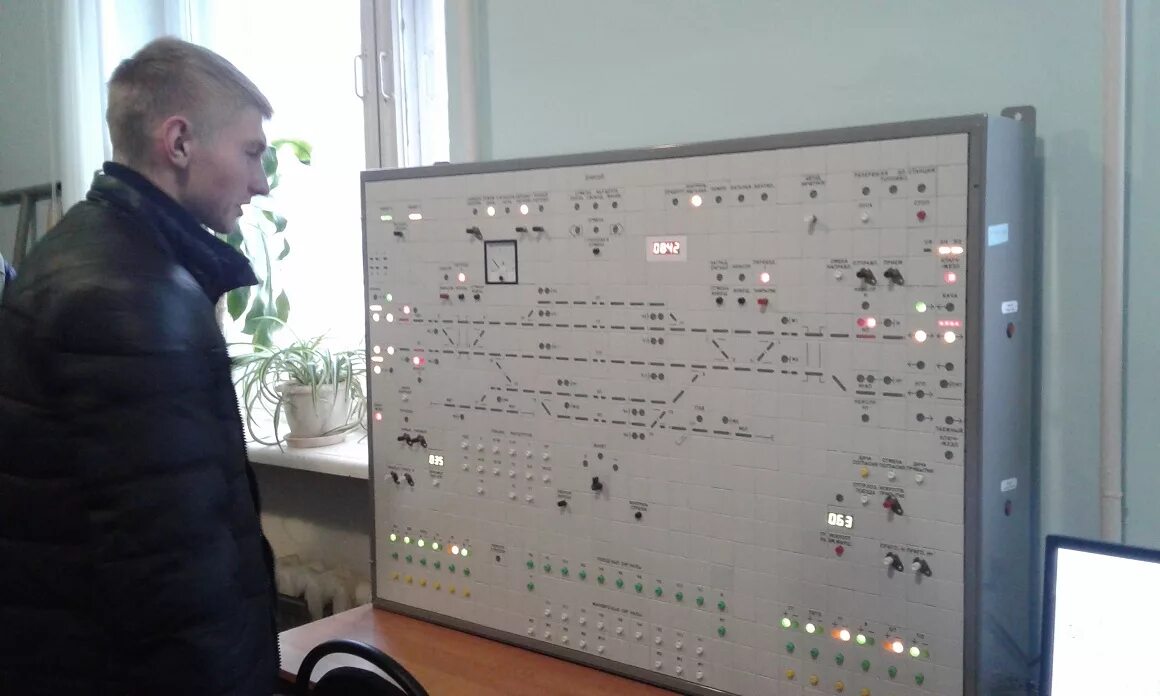 пульт-табло ппнбм-1200. арм дежурного по станции арм дсп. станция мариинск пульт дежурного по станции. пульт дсп станции орехово зуево. дсп и сцб пульт.