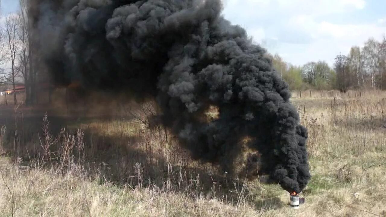 Видео черный дым. Костер с черным дымом. Дымовой костер. Дым от горения. Черный дым от костра.