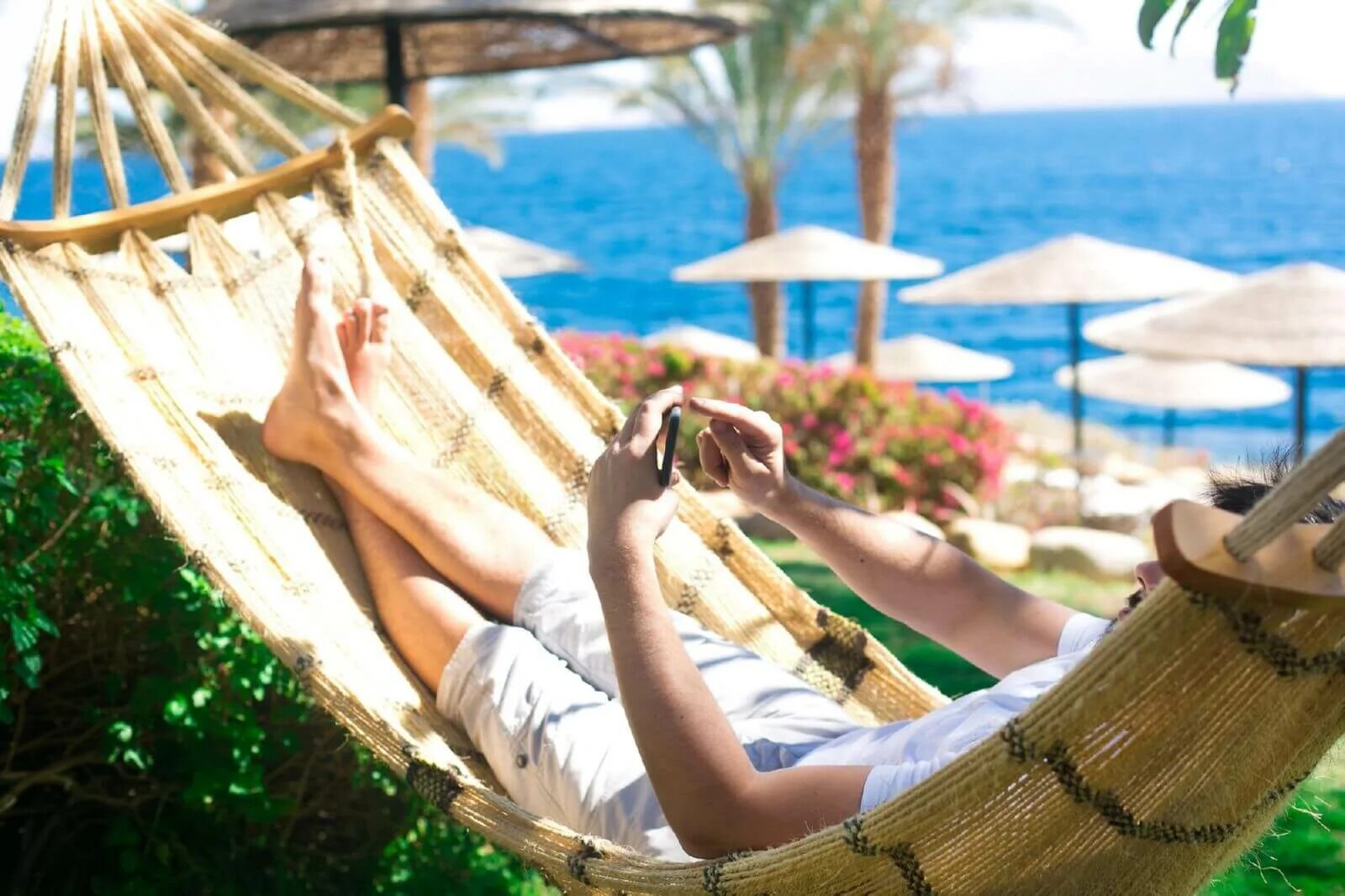 рабочее служебное время муниципальных служащих. планирование отпуска. человек на лежаке. дополнительный оплачиваемый отпуск за выслугу лет. служебное время и время отдыха муниципального служащего.