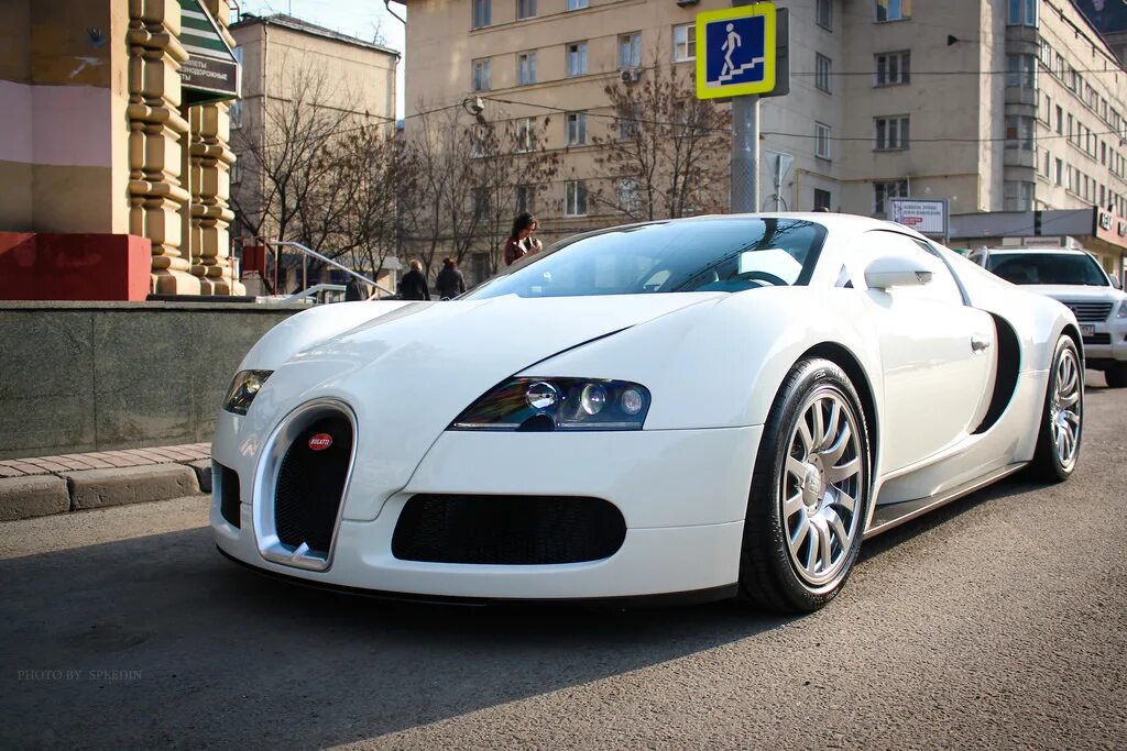 Bugatti в москве. Бугатти Вейрон. Бугатти Вейрон в Москве. Бугатти Вейрон в России. Бугатти Вейрон в 6.