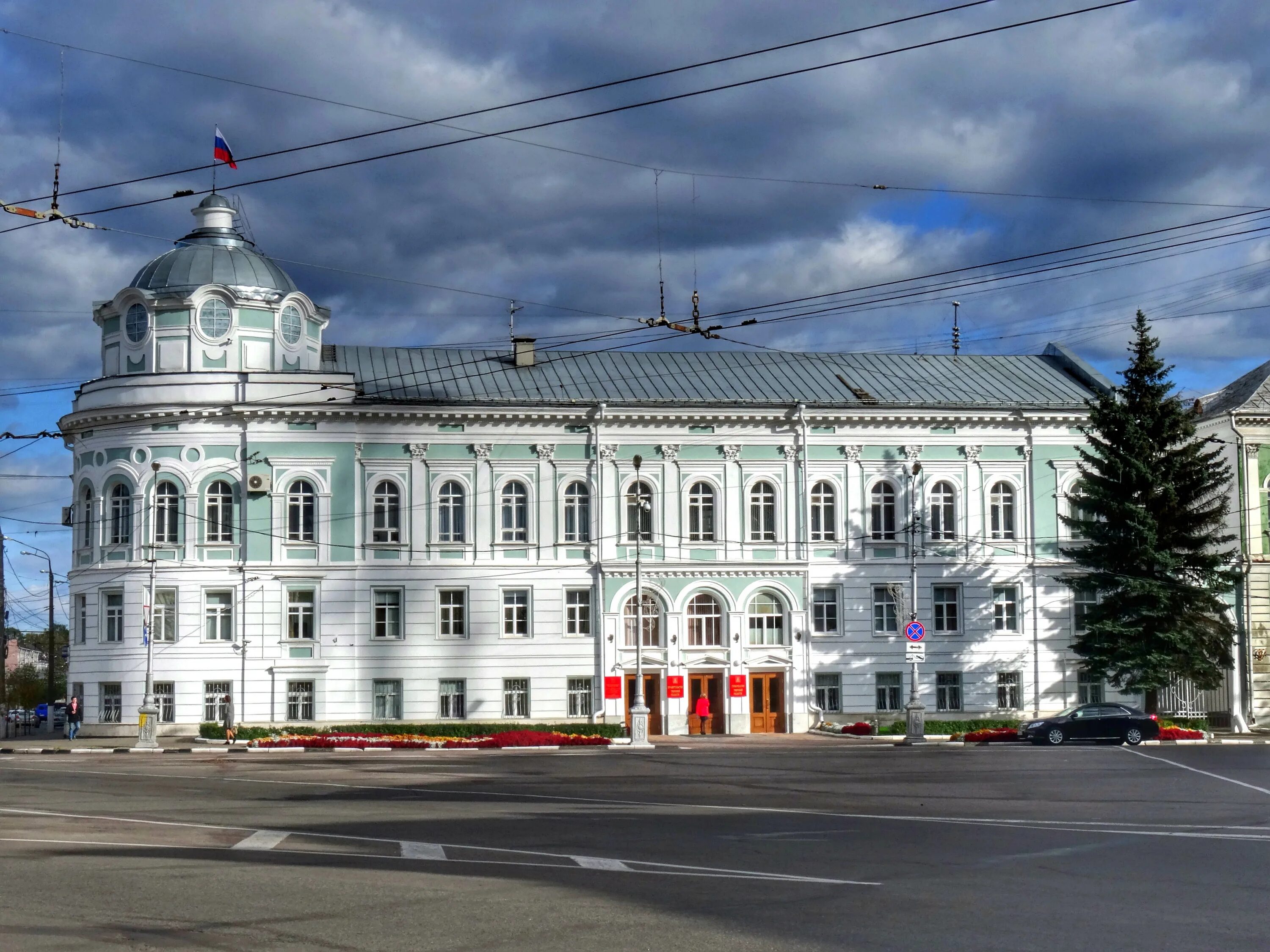 Тверь правительство Тверской области. Мэрия Твери. Здание правительства Тверской области. Тверь здание администрации.