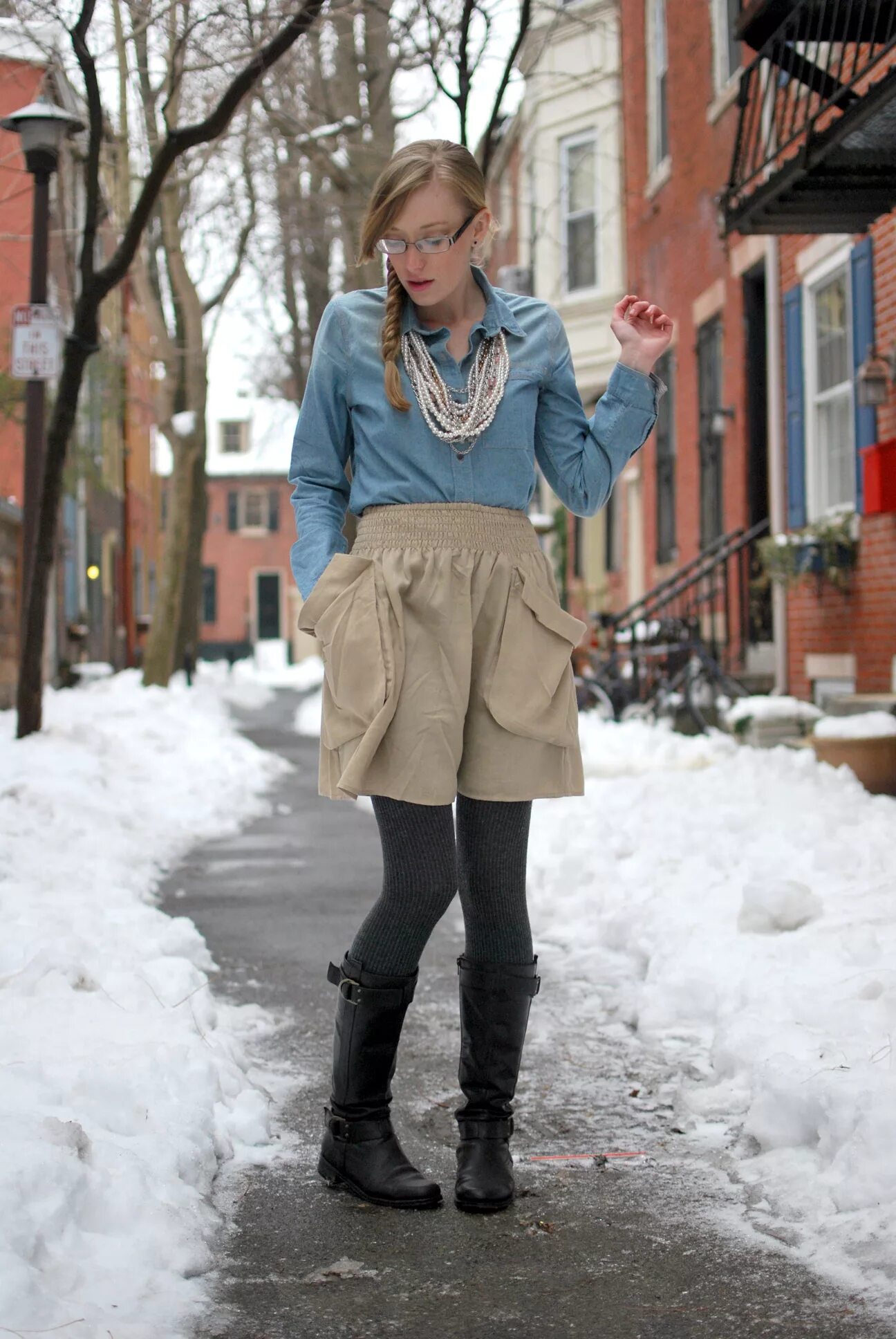 Девушка зимой в полный рост. Какого цвета капроновые колготки надеть с платьем зимой. Зимние шорты с колготками. Зимние образы с шортами. Как носить колготки зимой.