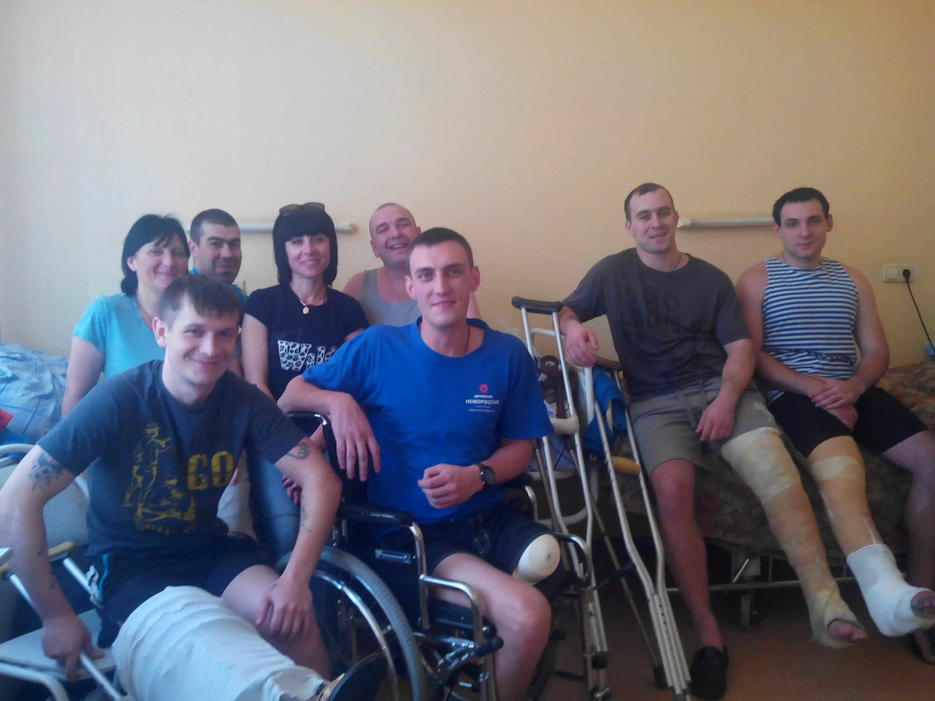 Солдаты в госпитале бурденко. Раненые в госпитале бурденко. Госпиталь бурденко волонтеры. Волонтеры в госпиталь бурденко. Волонтеры в госпиталь бурденко.