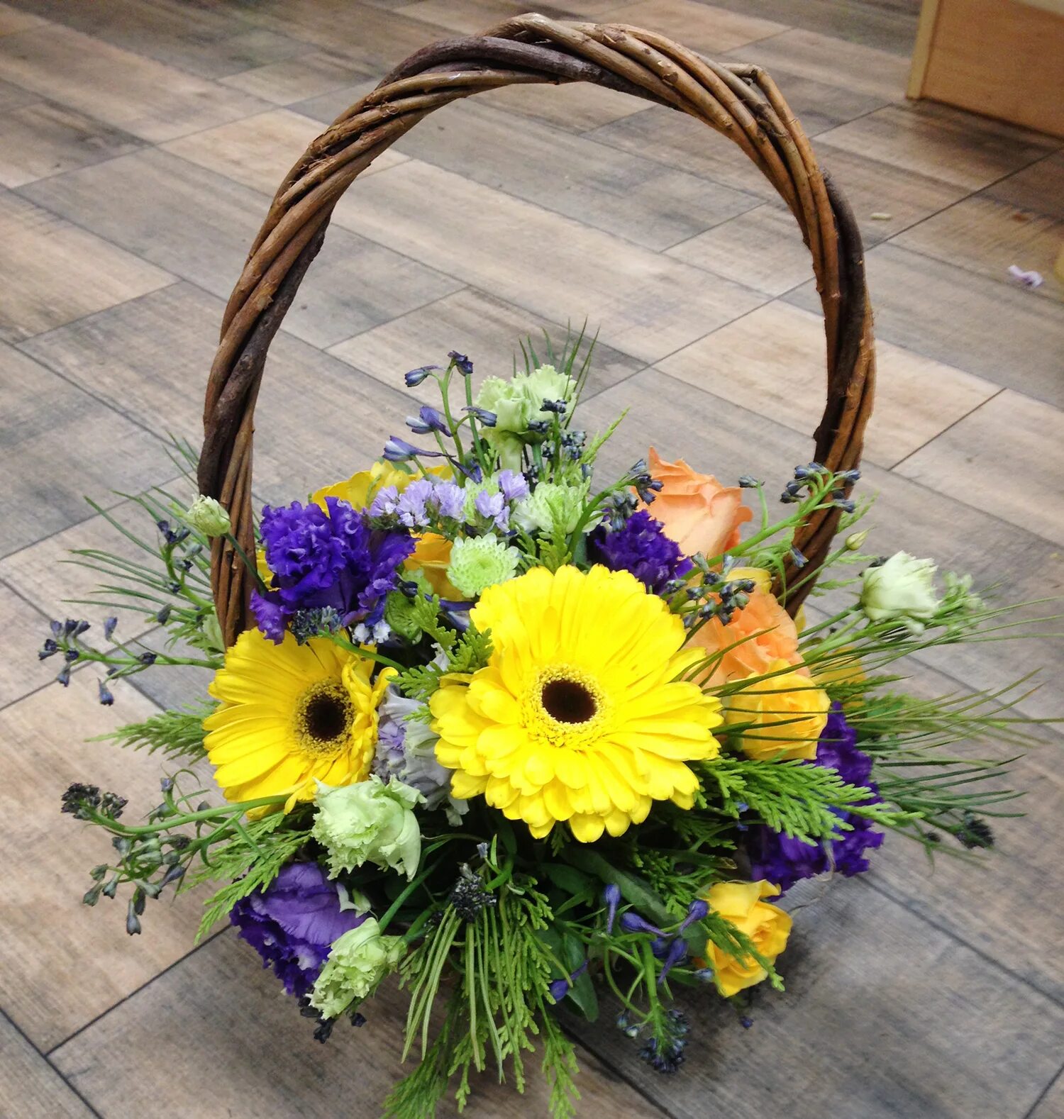сделать букет в корзине. маленькие корзины с цветами. корзина с цветами.