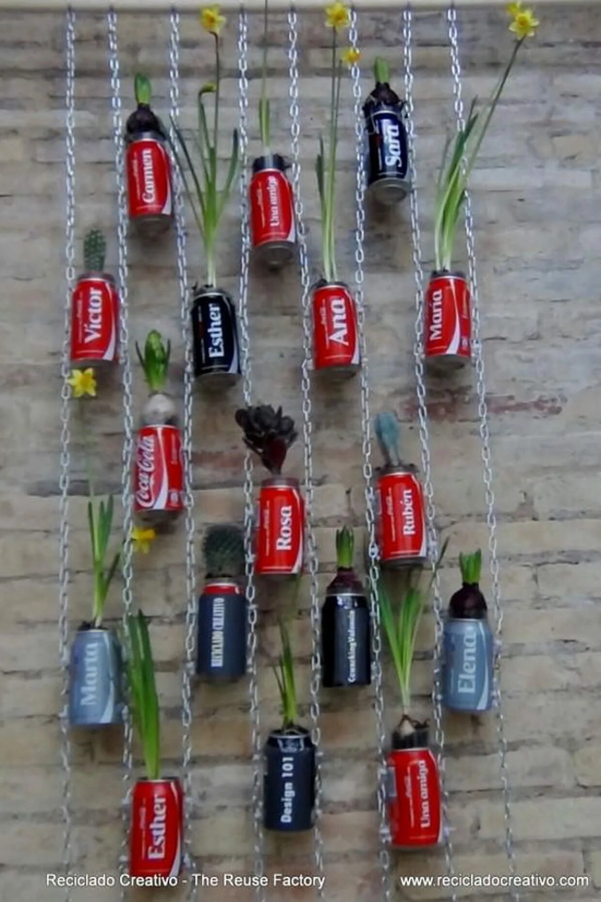 Что можно сделать из под банки энергетика. Изделия из банок Энергетика. Банки из под Энергетика декор. Поделки из банок Энергетиков. Идеи из банок Энергетика