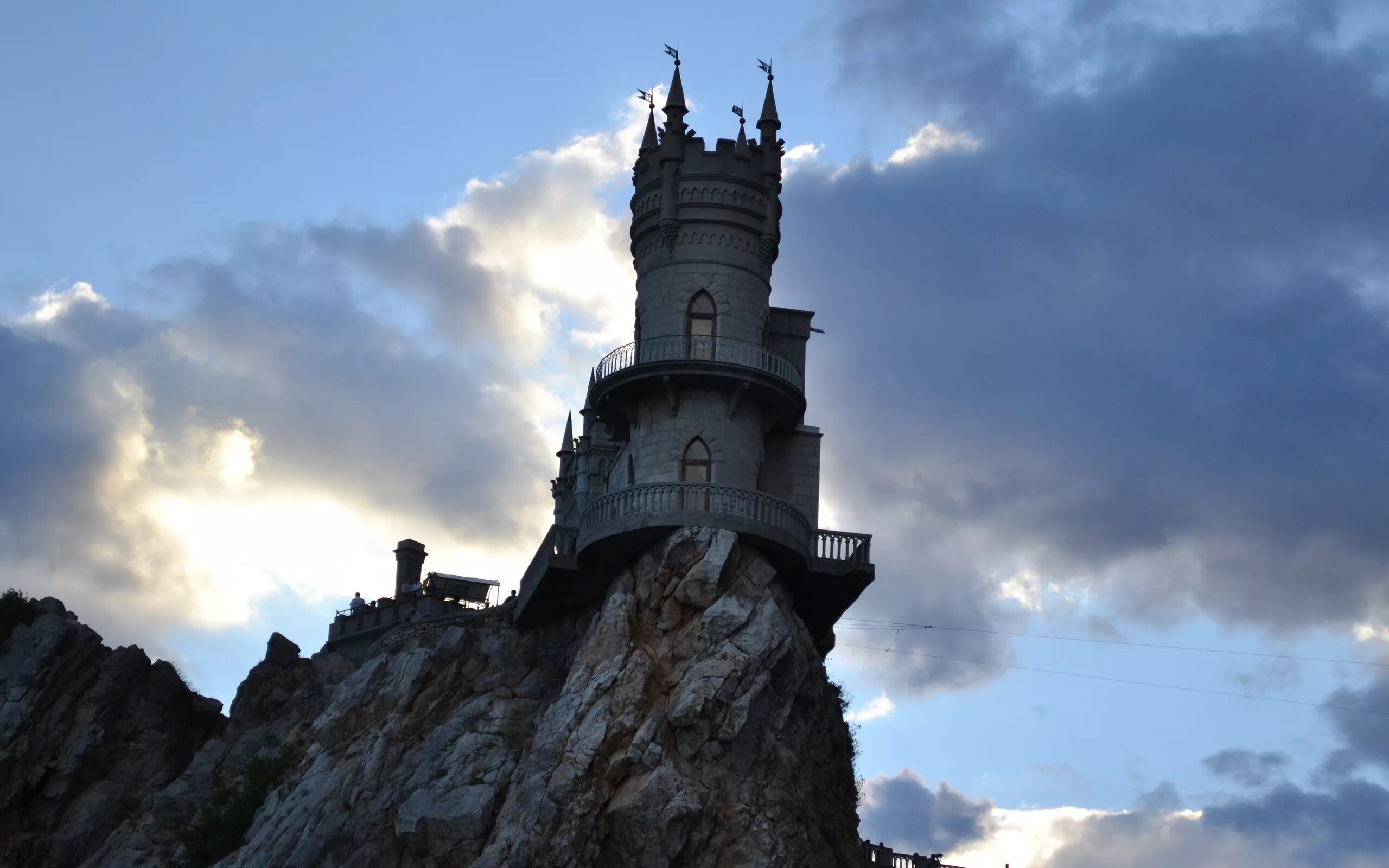 Крым Ялта Ласточкино гнездо. Замок «Ласточкино гнездо» Ялта, Крым. Замок Орлиное гнездо Крым. Скала ласточкино гнездо