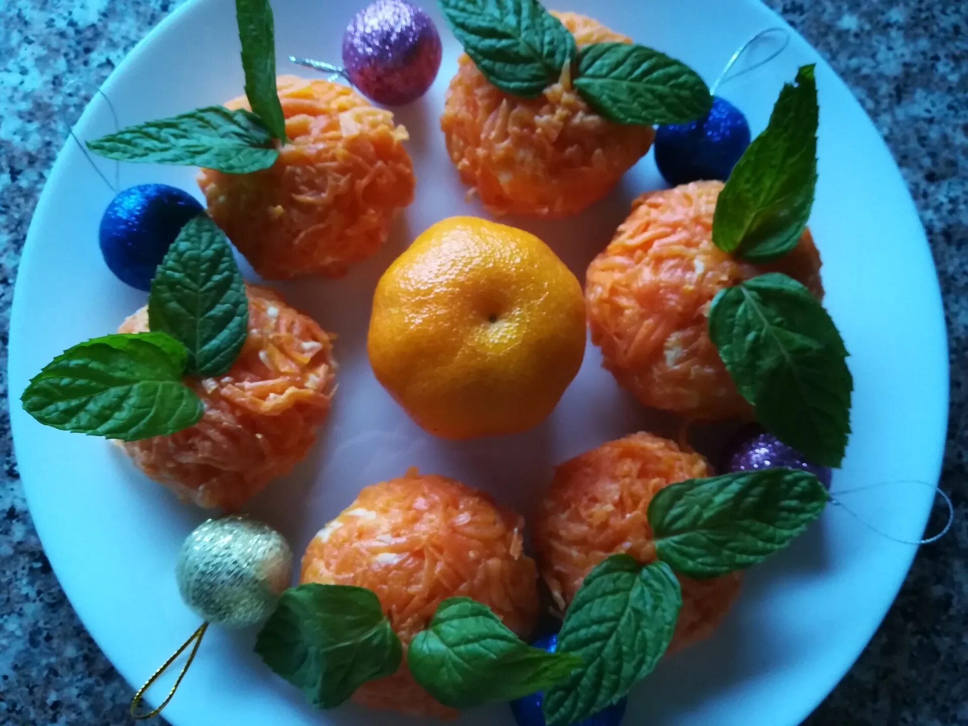 Салат мандаринки. Мандаринки из моркови. Сырная закуска мандаринки. Салат мандарины на новый год. Закуска мандарины.