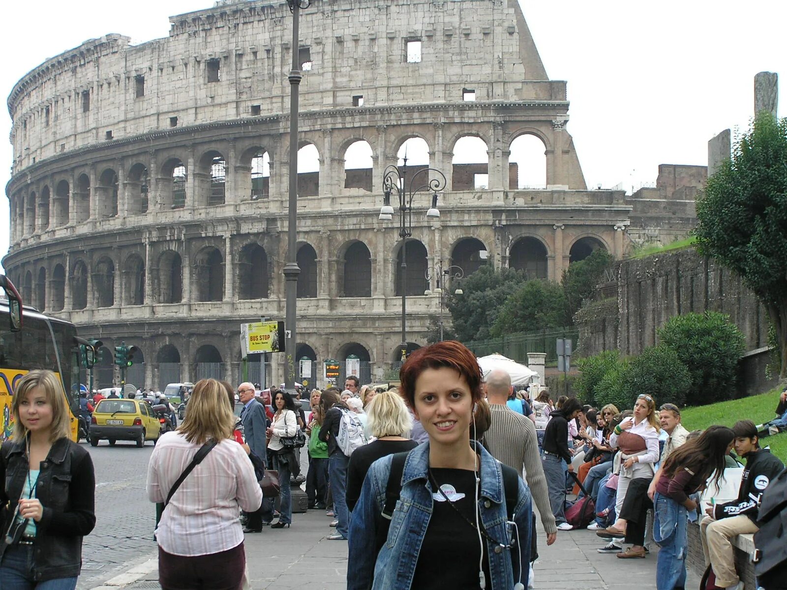 Итальянцы в риме. Италия рим люди. Covid-19 в италии. Рим колизей толпы туристов. Рим италия улицы рима.