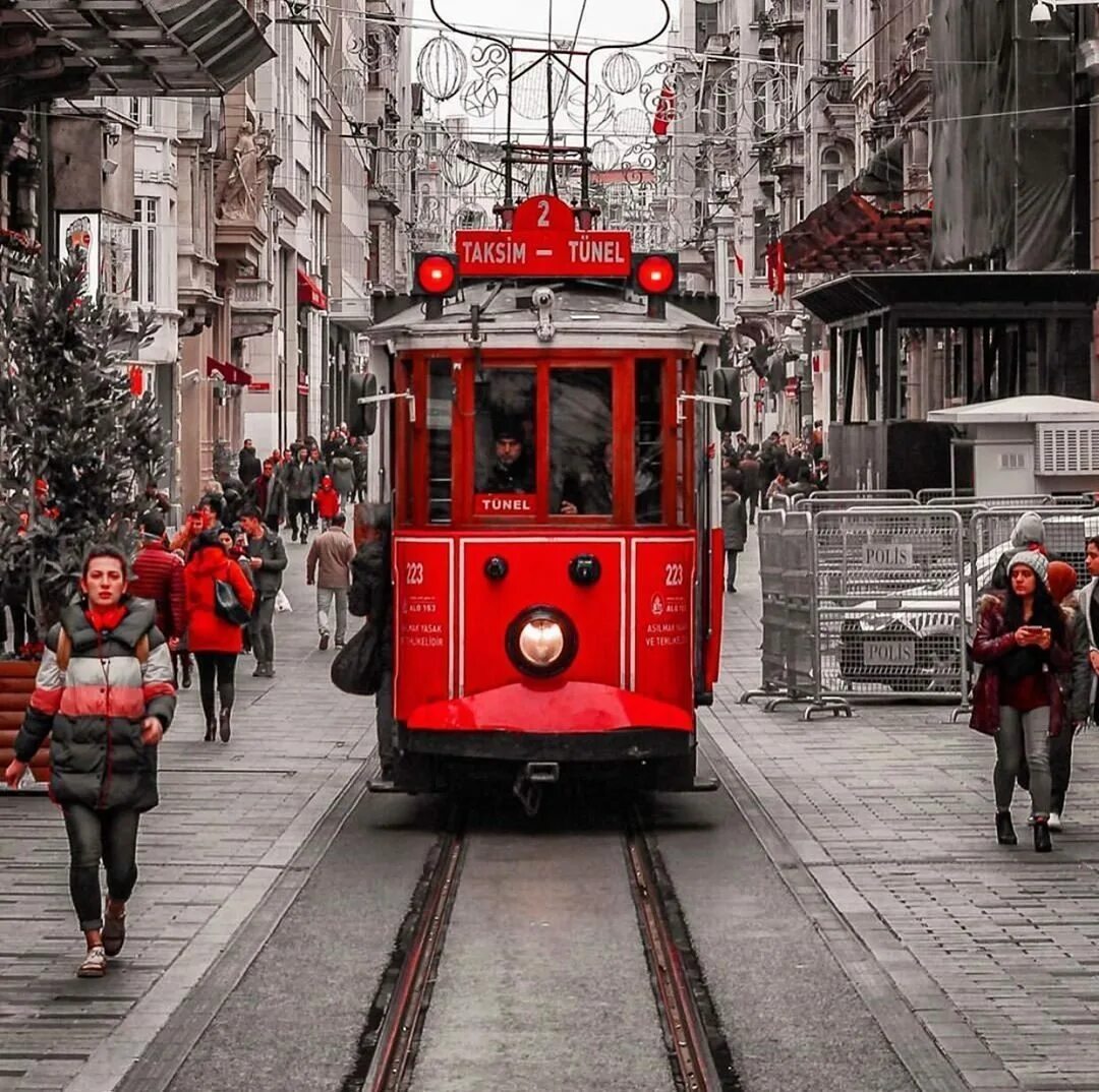 Истикляль. Истикляль Стамбул. Улица Истикляль. Трамвайчик на улице Истикляль. Проспект Истикляль в Стамбуле.