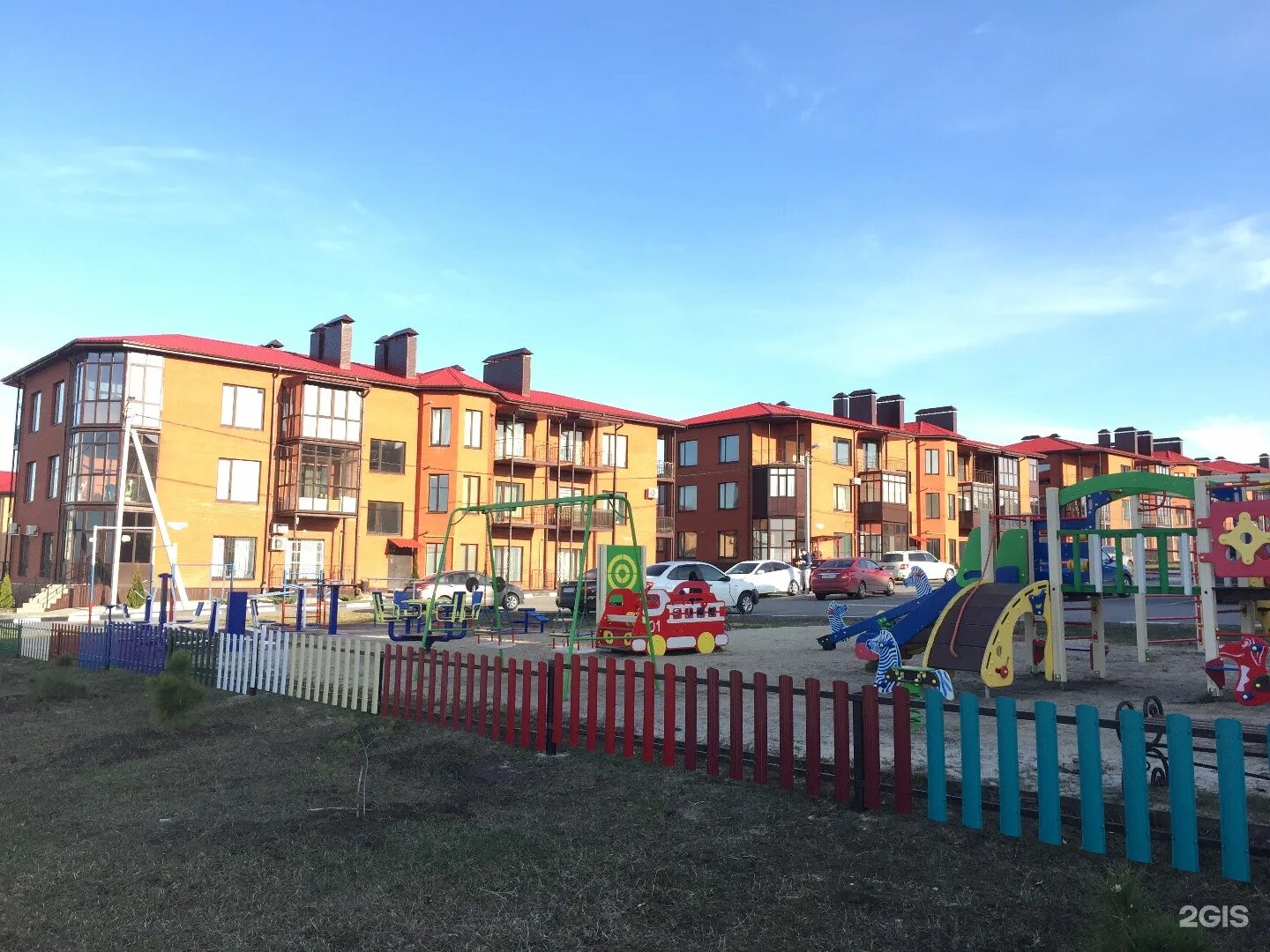 Посёлок 8 марта уфа коттеджи. Посёлок 8 марта виладж уфа. Железнодорожная улица 8. 8 поселков. Бараки в апрелевке.