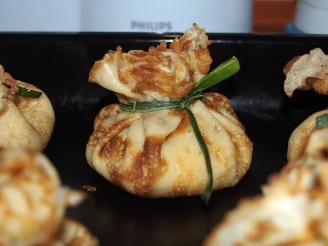 Курица с грибами в блинных мешочках. Блинные мешочки с жульеном. жульен в блинных мешочках. жульен в блинах. жульен в блинах мешочки.