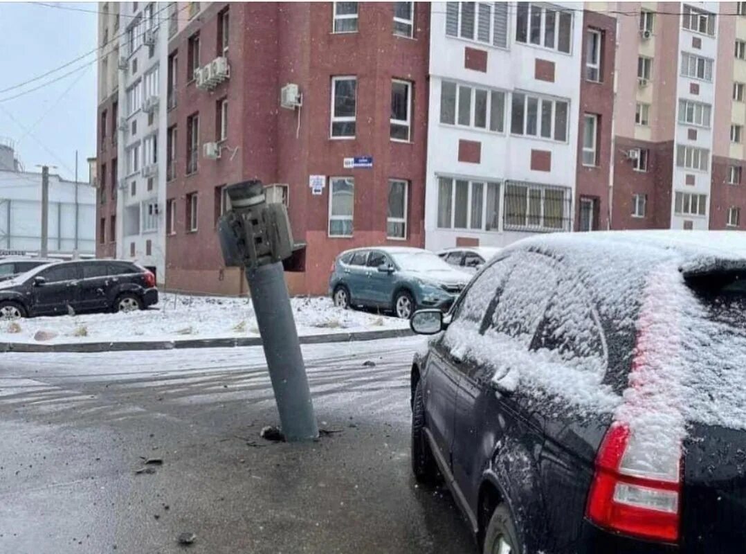 Снаряд града. Ракета в асфальте Украина. Град на асфальте.