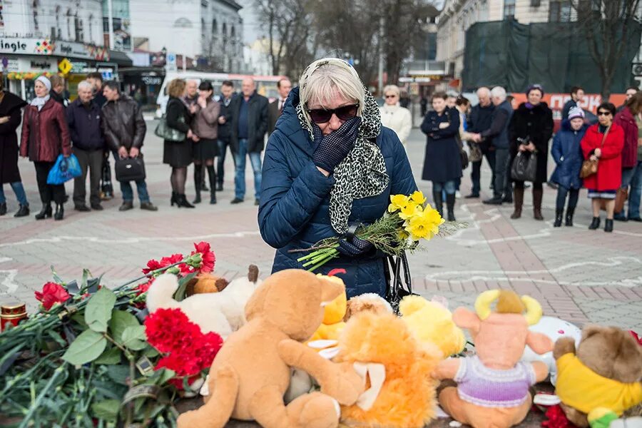 В москве объявлен день траура. Кемерово люди. Скорбим по погибшим в пожаре. Траур по погибшим детям фото. Траур по погибшим в Кемерово.