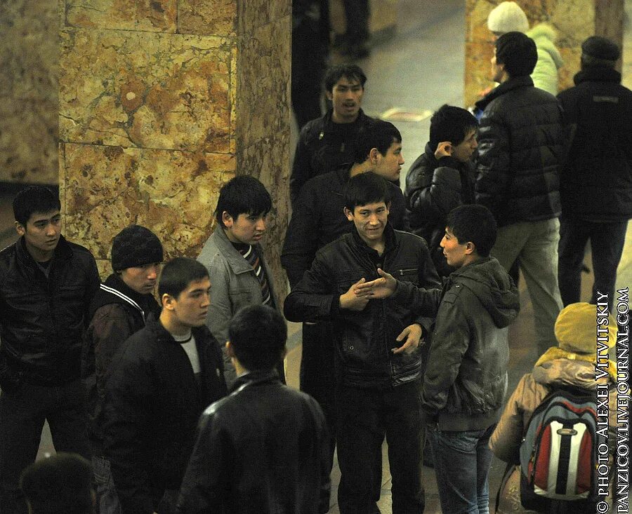 Таджики в метро. Мигранты в московском метро. азиаты в московском метро. таджики в метро в москве.