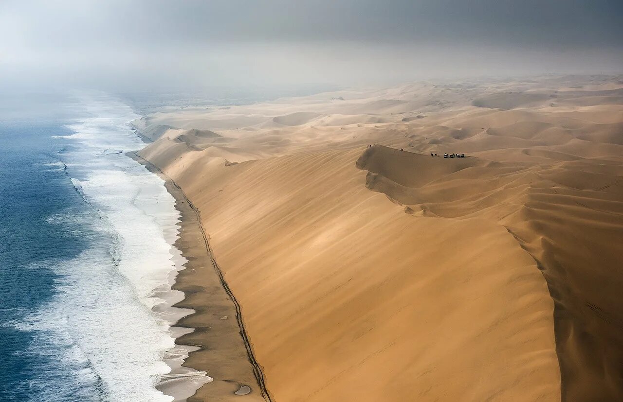 Desert more. Намибия пустыня Намиб. Пустыня Намиб и океан. Пустыня Намиб и море. Берег пустыни Намиб.