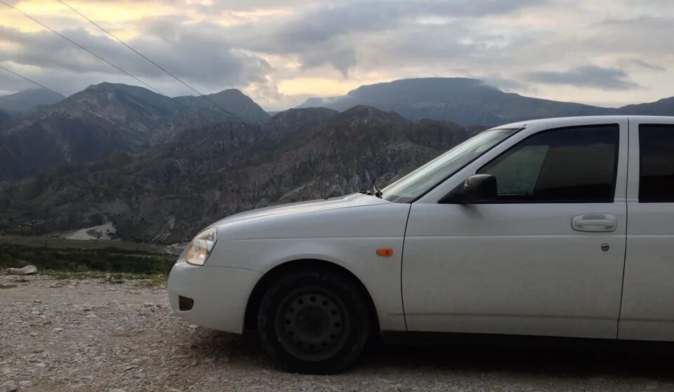 Автомобилей с пробегом северная осетия. Приора седан в горах. Белая Приора в горах. Серебристая Приора в горах.