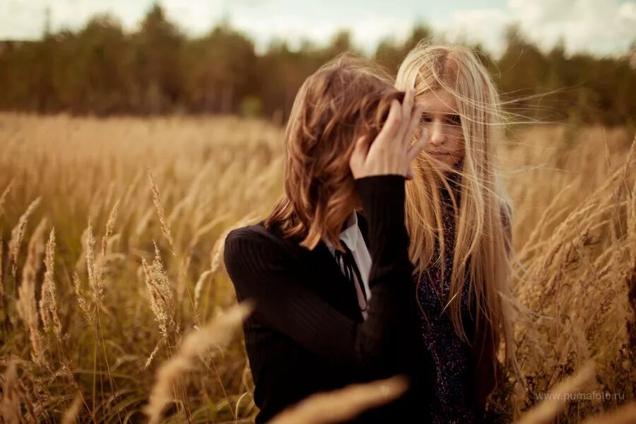 любовный треугольник. парень объясняет девушке. эросессия двух девушек. Olsen twins. свободные отношения в семье.