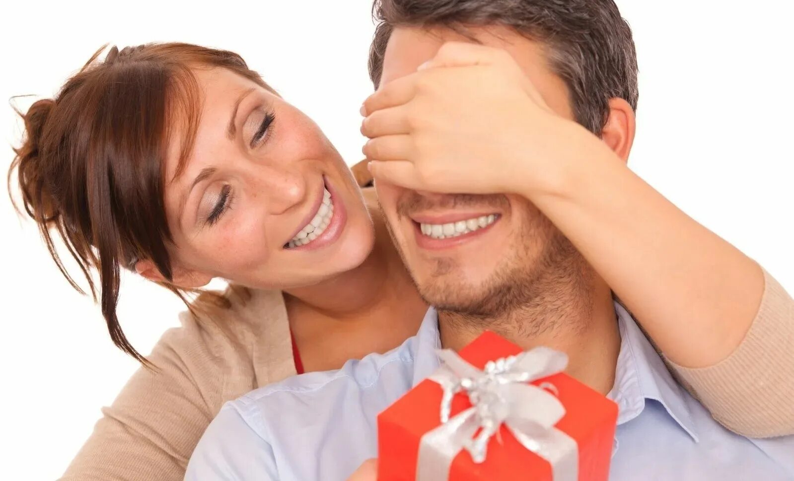 Какие подарки любят получать. Парню дарят подарок на новый год. Подарок девушке на день рождения. Девушка дарит подарок мужчине. Какие подарки любят получать.