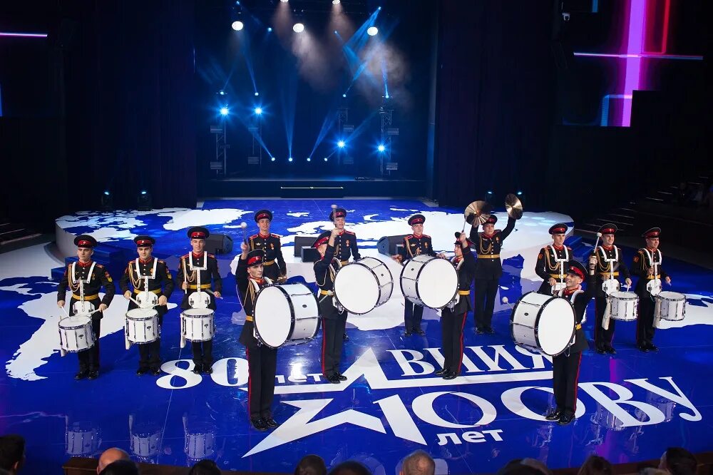 Барабанщикироссийска армия. Ансамбль барабанщиков. Московское военно-музыкальное училище барабанщик. Форма военных музыкантов. Звездный дождь 2007 конкурс.