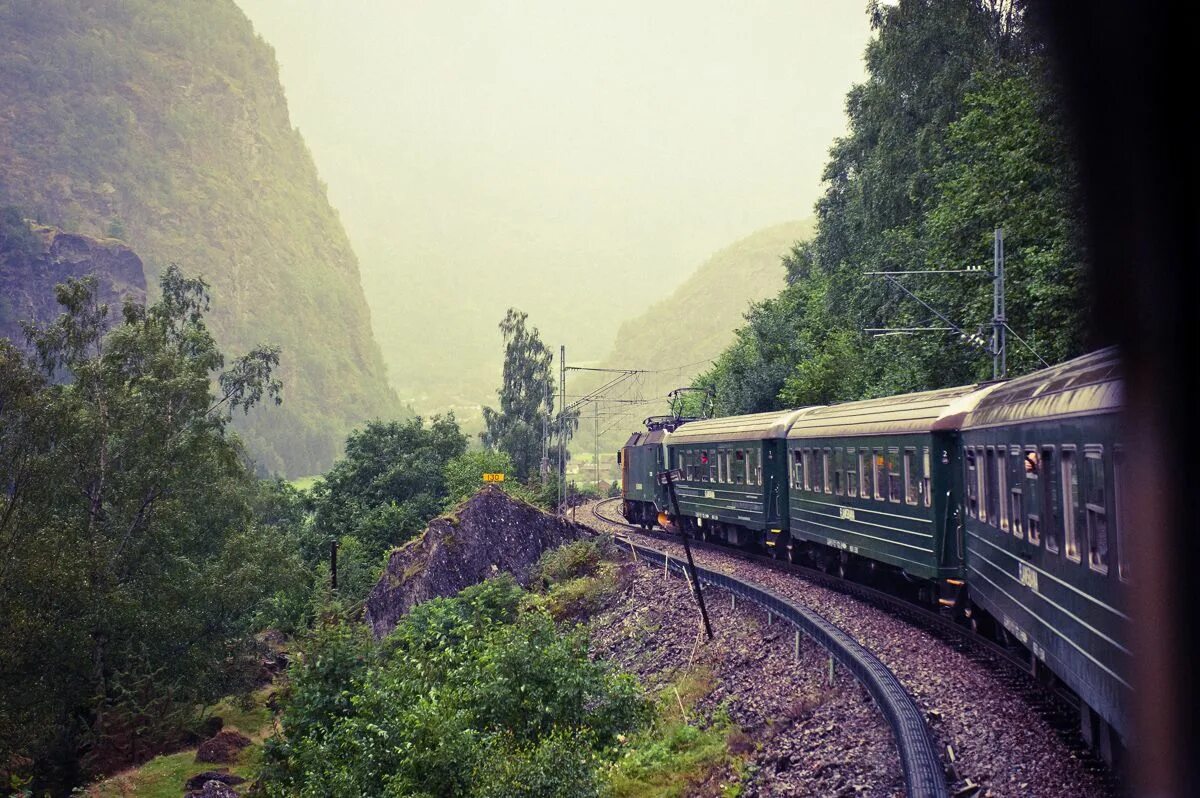 Бергенская железная дорога норвегия. Поезд на фоне природы. Транссибирская магистраль новосибирск. Красивый поезд. Поезд близко.