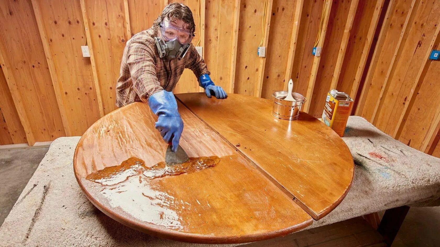 Можно наносить лак на старый лак. Покрытие по дереву. Покраска деревянных изделий. Обработанное дерево. Лакировка старого стола из дерева.