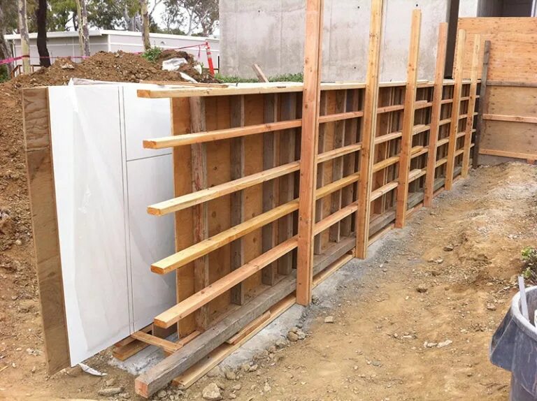 Фанерная опалубка для фундамента. Опалубка осп. Опалубка из осб 22 мм. Опалубка стен из фанеры и доски. Осб для опалубки.