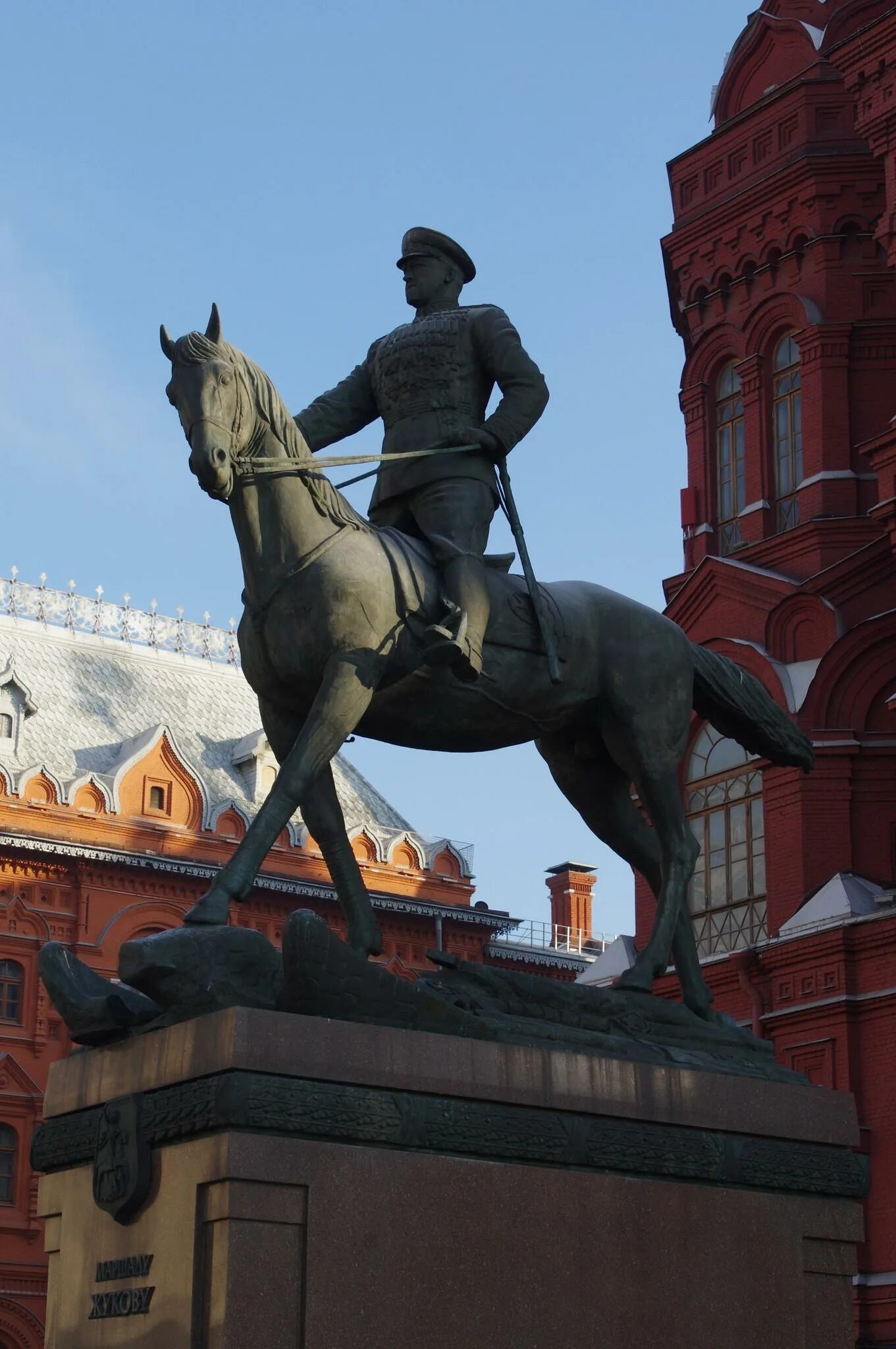 Памятник маршалу жукову в москве. Маршал жуков памятник. памятник жукова москва. памятник жукову в москве.