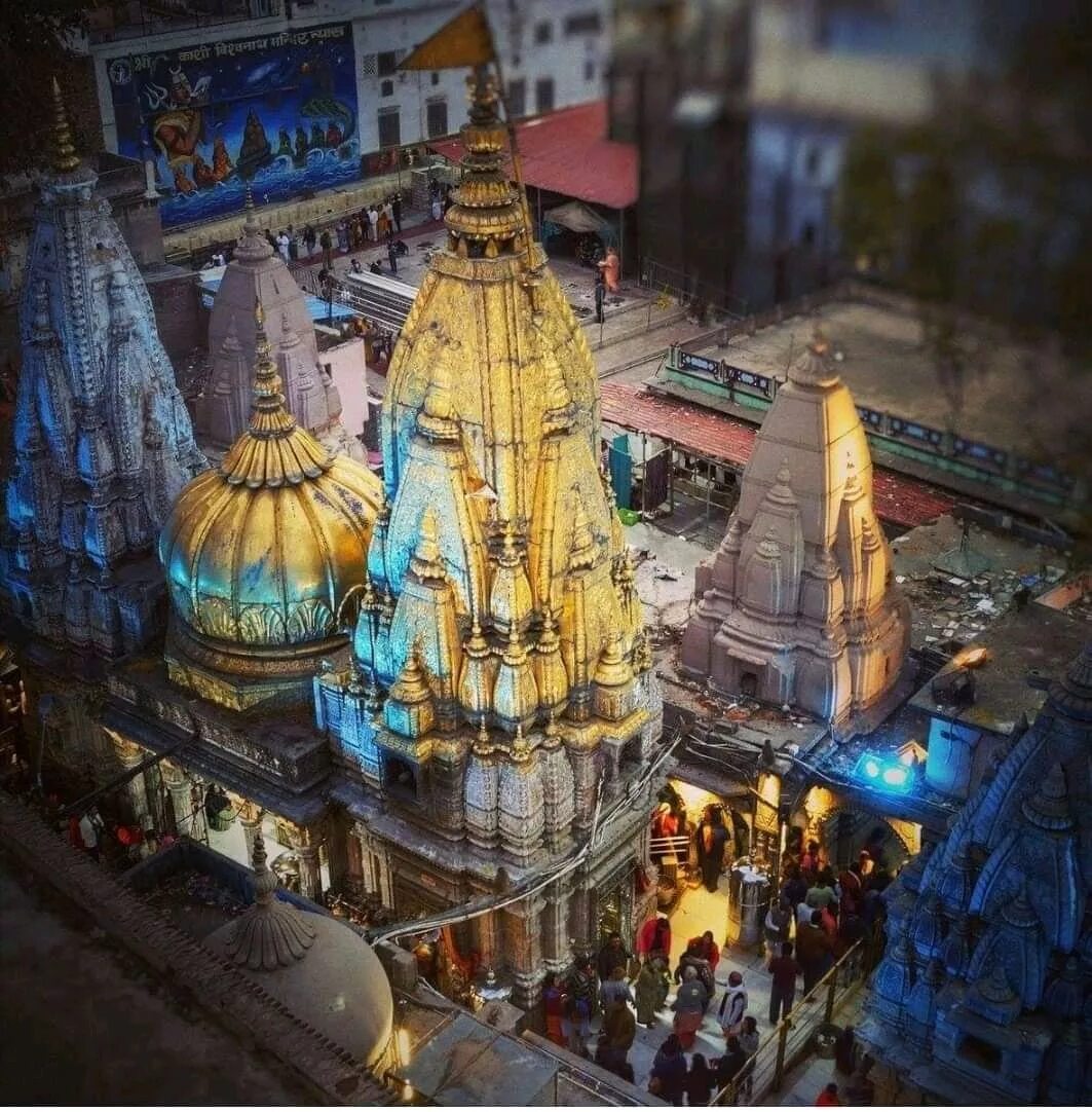 Каши вишванатха. Каши вишванатха. Вишванатх храм варанаси. Храм панчаварнасвами. Золотой храм шивы в варанаси.