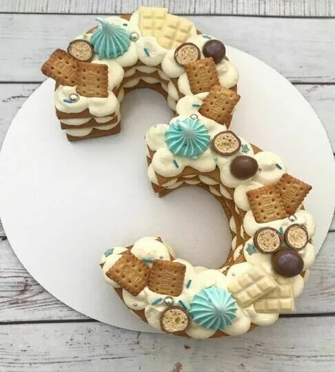 Торт цифра из медовых коржей с кремом чиз. Торт цифра 3 украшение. Торт цифра для девочки. Торт цифра 3. Торт цифра для мальчика украшение.