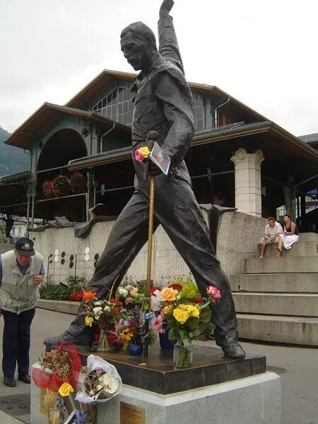 фредди меркури могила. кенсал грин кладбище фредди меркьюри. могила фредди меркьюри. фредди меркури похорны. похороны фредди меркьюри могила.