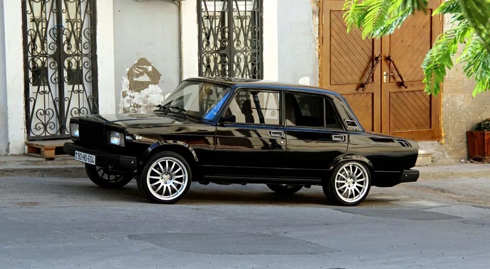 Ваз 2107 r16. Ваз 2107 белая на литье r14. Ваз 2107 белая r15. Ваз 2107 белая r15. Ваз 2106 мускари.