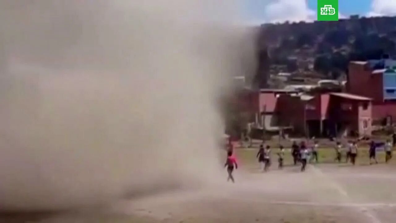 унесенные торнадо. торнадо в 2022 году. прием торнадо в футболе. ураган в иллинойсе. торнадо в россии 2021.