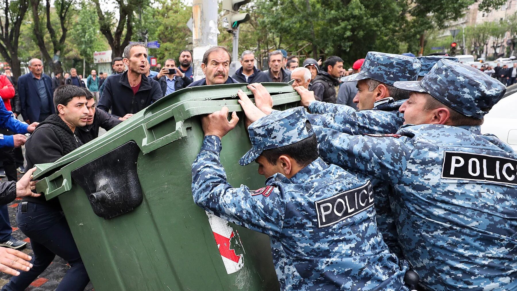 Нападение в ереване. Протесты в Ереване. Акции протеста в Ереване. Митинги в Армении. Полиция Армении.