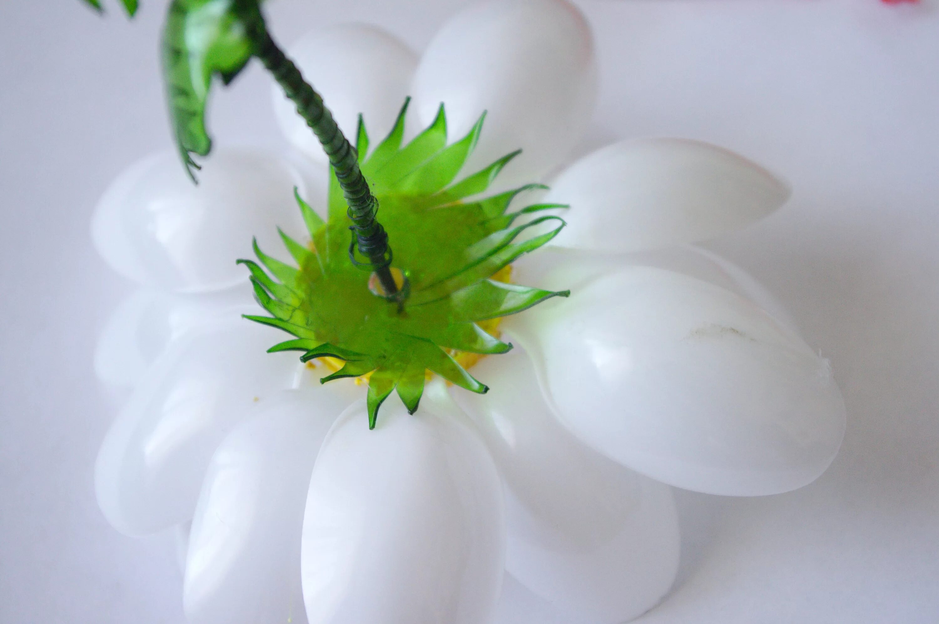 Цветы из ложек одноразовых. Как сделать из пластиковых ложек. Цветы из пластмассовых ложек. Вазы из пластиковых ложек. Цветы из пластмассовых ложек.