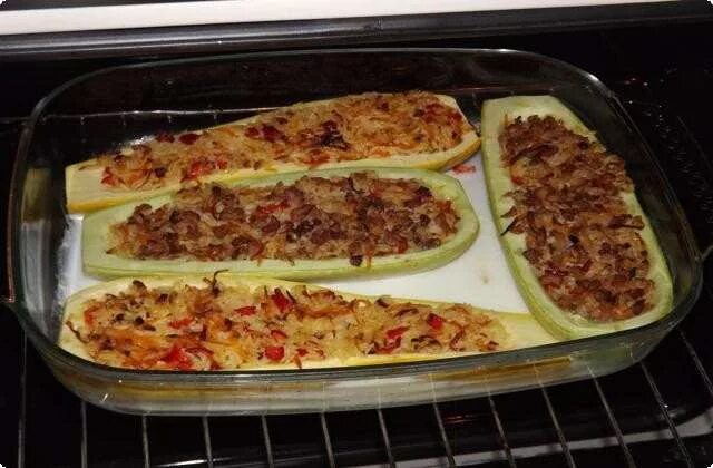 Кабачки под сыром в духовке с помидорами. Овощи запеченные в духовке с сыром. Свинина с кабачками в духовке. Свинина кабачок помидор в духовке. Свинина в духовке с помидорами и грибами.