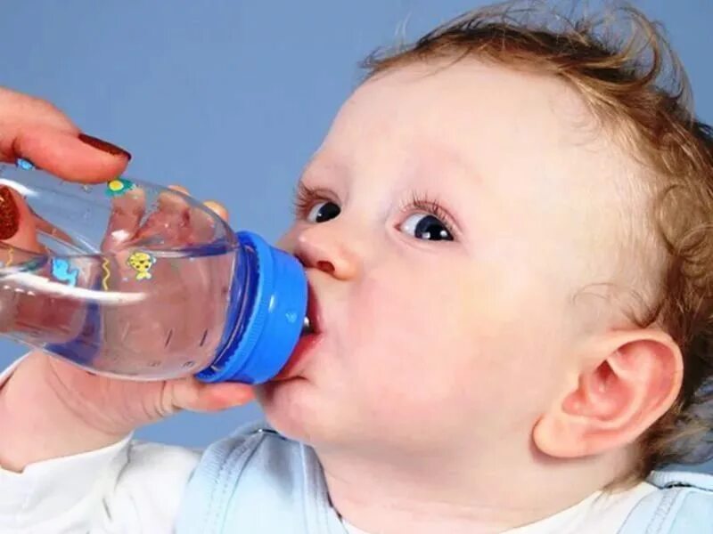 Н поит. Дети воды. Ребенок пьет воду. Ребенок пьющий воду. Младенец пьет воду.