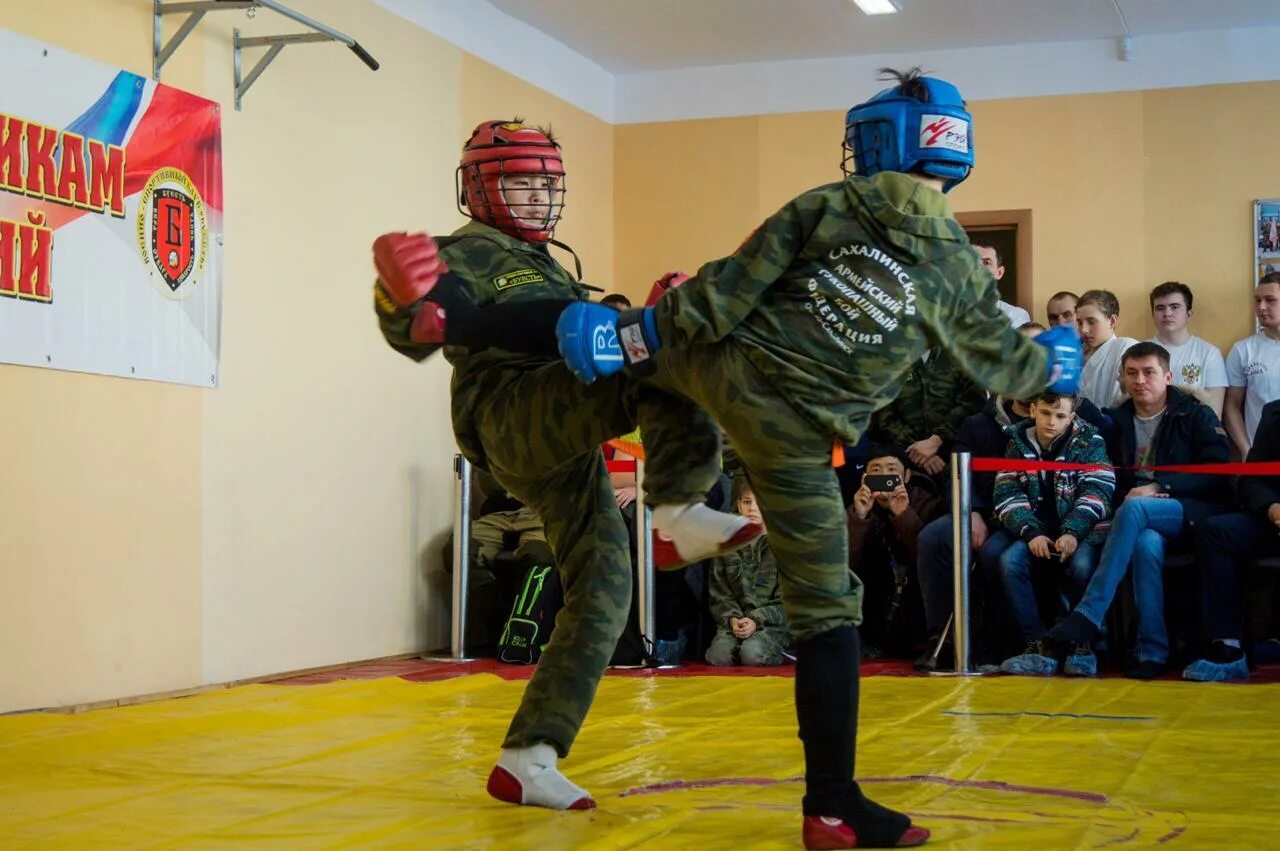 Поднимает руку победитель арб. Соревнования по армейскому рукопашному бою. Арб спортивный клуб. Рукопашный клуб. Армейский рукопашный бой арт поднимают руку победителя.