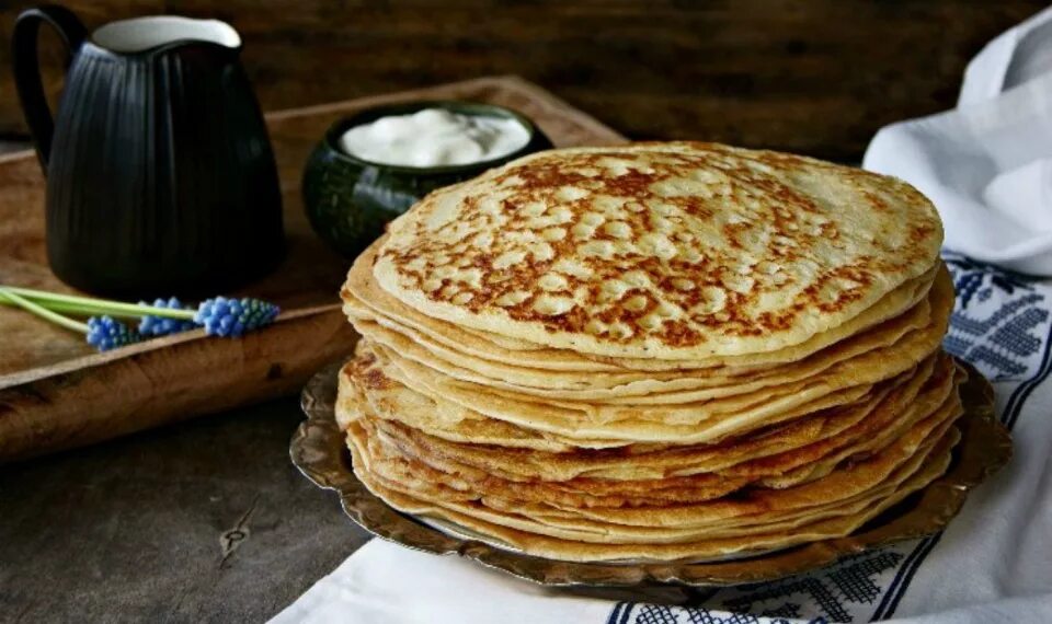 блины на минеральной воде. блинчики на молоке. блины на дрожжах на поминки. блины дрожжевые на молоке. постные блины на воде и дрожжах.