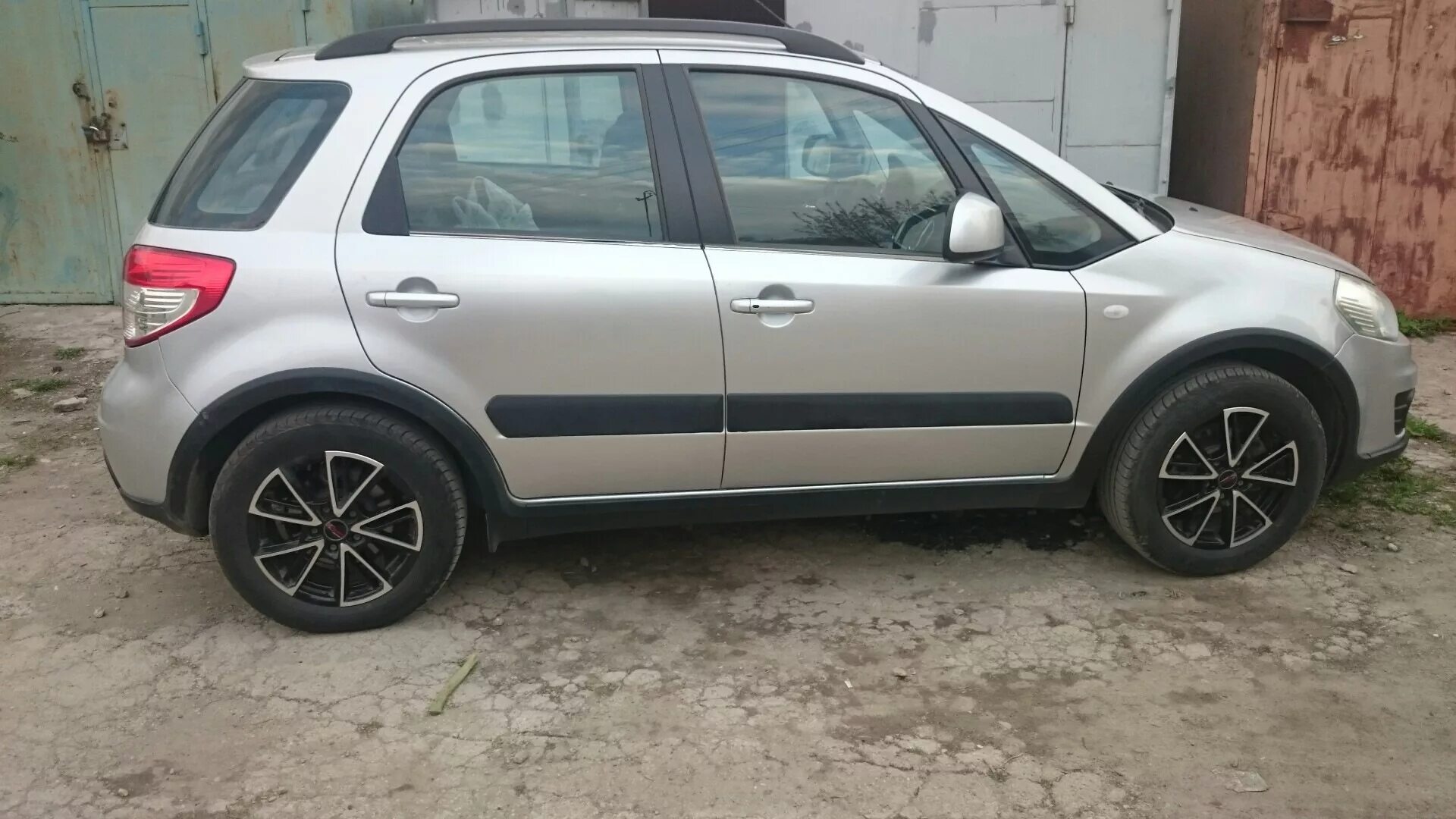Молдинг передней правой двери сузуки sx4. Молдинг двери сузуки sx4. Молдинги на сузуки sx4. Молдинги на сузуки sx4. J11 пластиковая накладка на крыло.