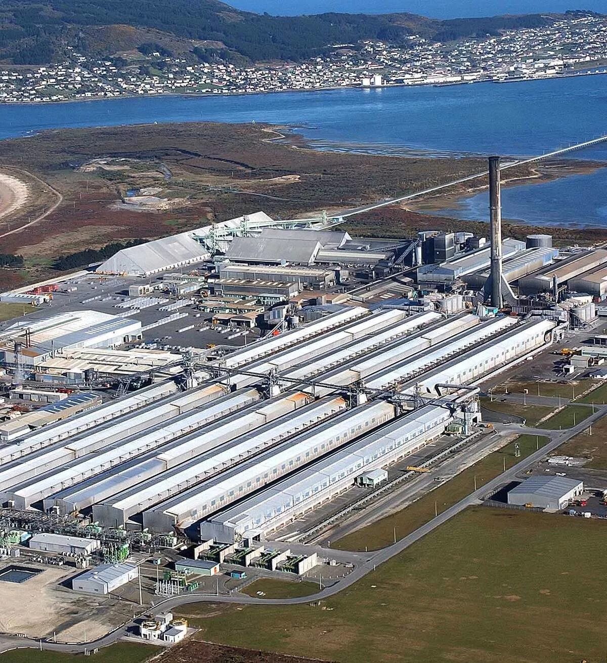 Промышленность новой зеландии. Заводы новой Зеландии. Алюминиевый завод Исландия. Tiwai point Aluminium Smelter алюминиевый завод. В Германии алюминиевого завода Aluminium Rheinfelden.