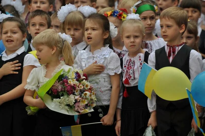 Киев 1 сентября. Школа в украине. украинские школьники. киевская школа. украинские школы в киеве.