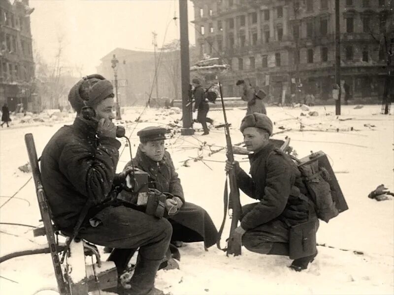 Советский солдат 1944 год. 13 Февраля 1945 года освобождение Будапешта. Будапештская наступательная операция. Связисты ВОВ 1941 1945. Будапештская наступательная операция 1944.
