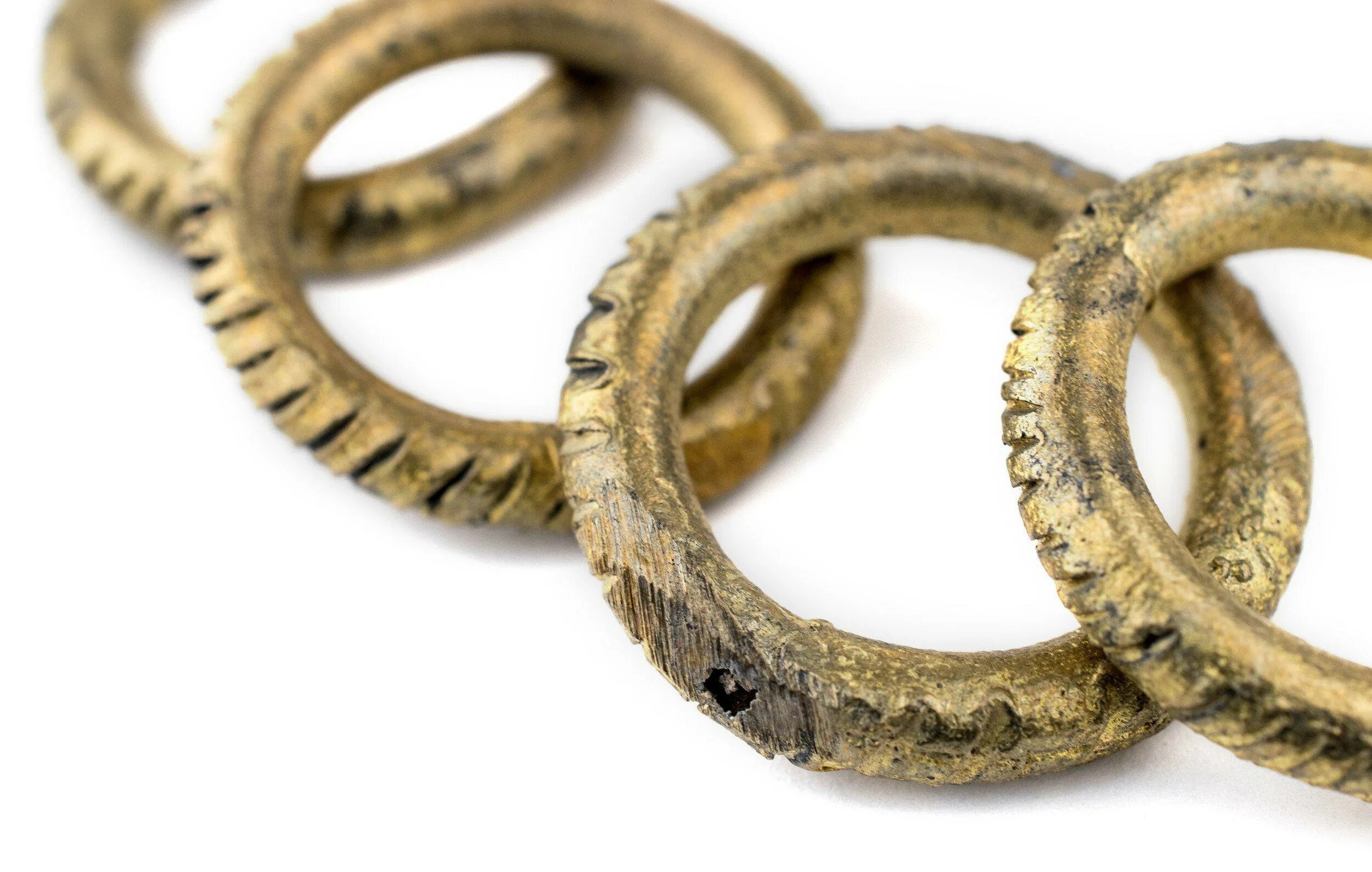 Бронзовое кольцо история обычной семьи последнее. Обручальные кольца в древнем Египте. Металлические кольца деньги. Кольцо и деньги. Первые металлические деньги кольца.